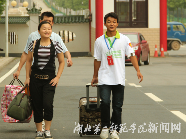 5 我校志愿者为学生和家长提行李和引路.JPG