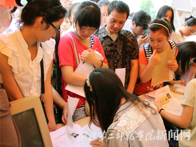 7 迎新现场紧然有序、新生登记报名中.JPG