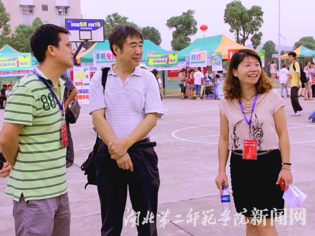 1.党委副书记纪委书记张小京和团委书记彭敏等在招新现场亲切指导.JPG