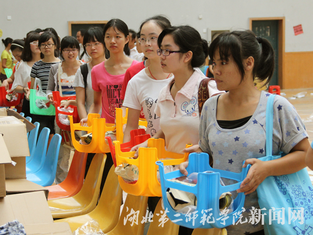 10 新生排着长长的队在领军训服.JPG