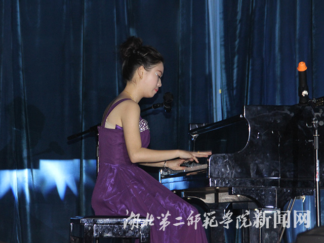 8.自弹自唱“珊瑚颂”.jpg