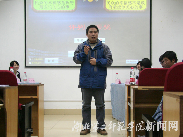 6.指导老师评判颁奖.jpg