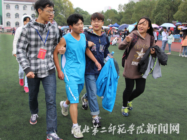 3.工作人员接送赛后运动员.jpg