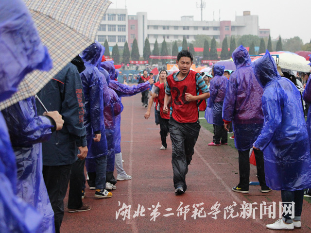 2.参赛运动员冒雨跑完比赛.jpg