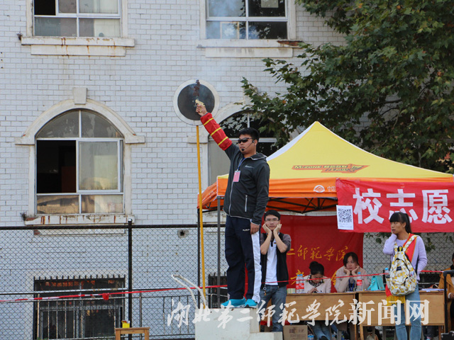 1.裁判员鸣枪开始比赛.jpg