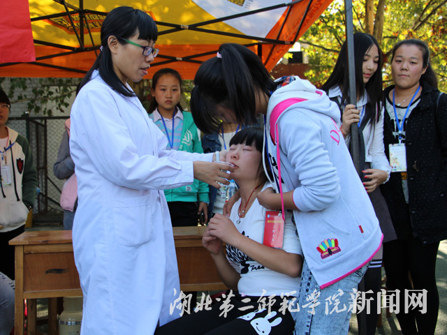 7.细心照顾受伤运动员.jpg