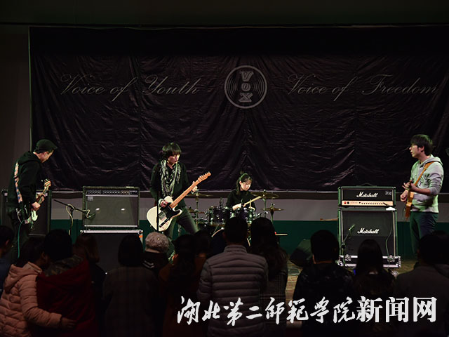 5.越轨乐队.jpg