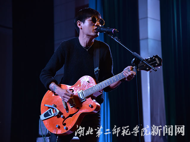 8.THE ONE主唱陈栋.jpg
