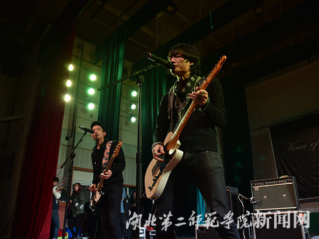 6.越轨乐队主唱梁展.jpg