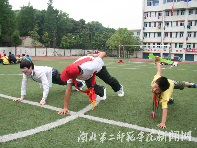 7.一起做俯卧撑.JPG