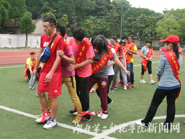 1.志愿者们热身准备.jpg