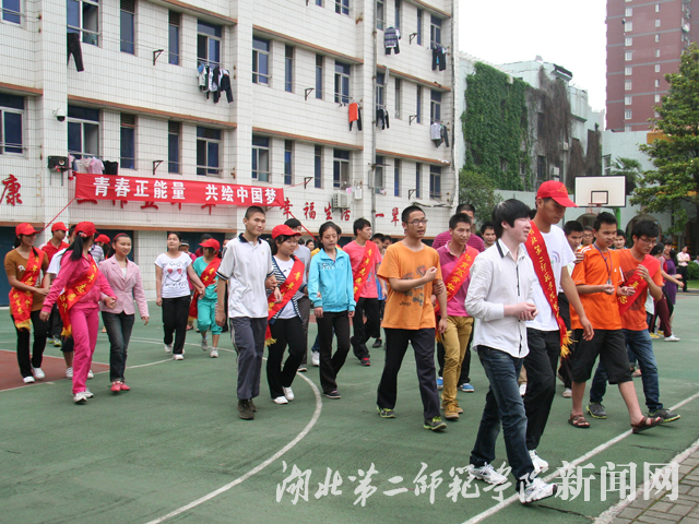 2.志愿者与盲校学生组队而行.jpg