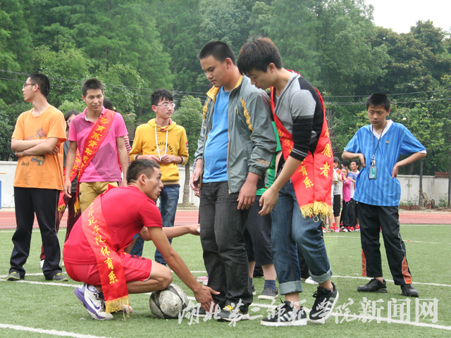 3.志愿者们认真指导.jpg