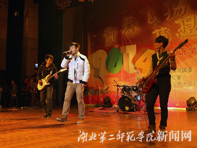 9.传奇乐队《离开地球表面》.jpg