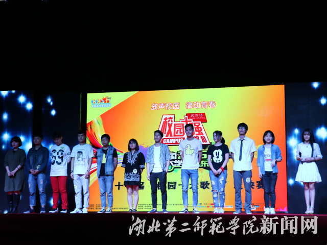 11.评委点评选手的表演.jpg
