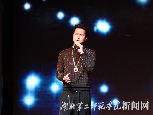 7.评委献唱歌曲《可惜不是你》.jpg