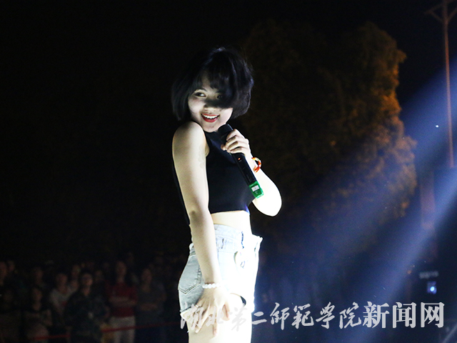 8.选手歌舞表演.jpg