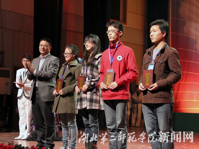 9.党委宣传部副部长刑宽广为优秀记者颁奖.jpg