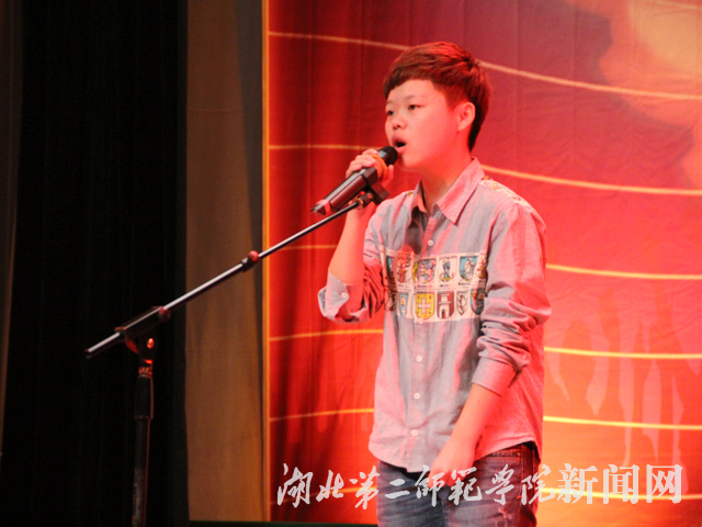 10.歌曲演唱《别找我麻烦》曾铁雪.jpg