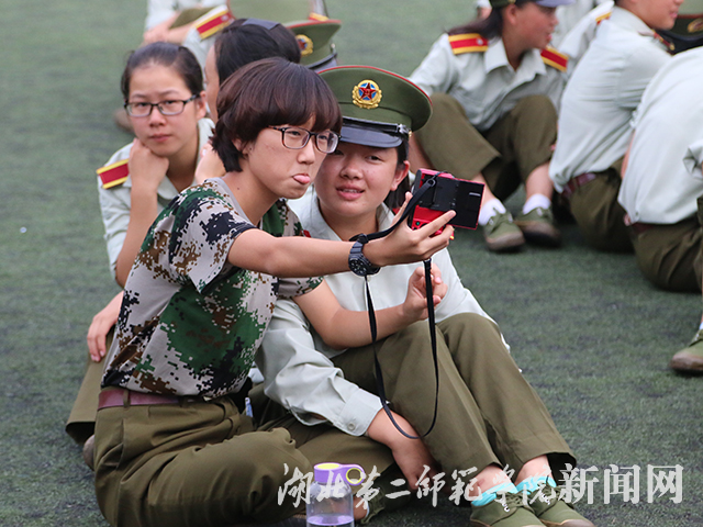 8.军训小憩.jpg