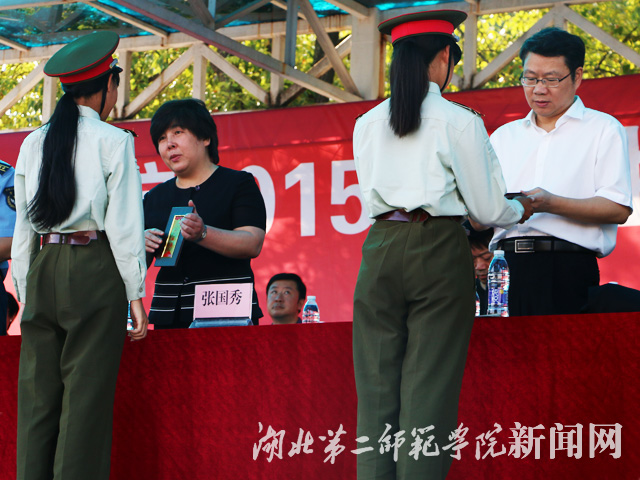 7.党委书记张国秀和校长胡仲军为标兵颁奖.jpg