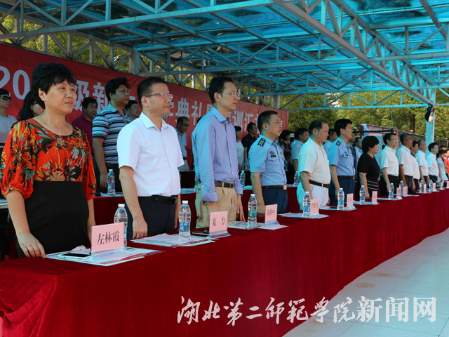 2.全体师生合唱国歌.jpg