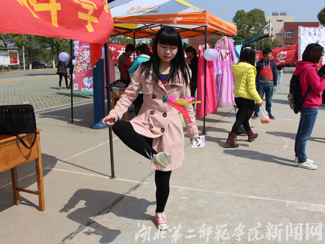 9.踢毽子.jpg