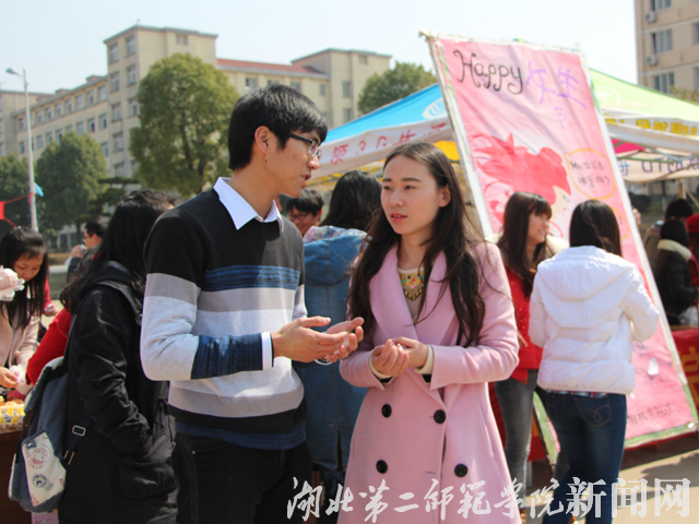 1.学生会干事解释活动流程.jpg