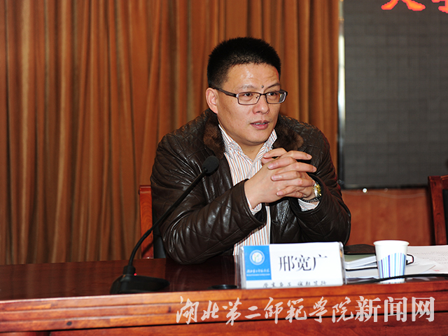 8.宣传部部长邢宽广宣读学校批复文件.jpg