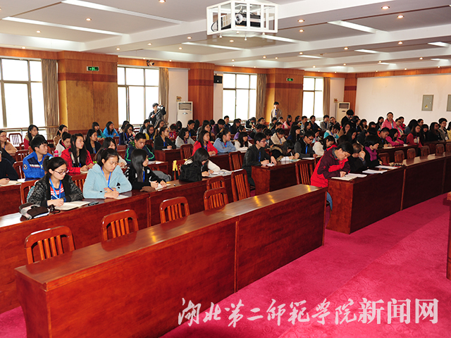 6.全体新闻中心学生参加会议.jpg