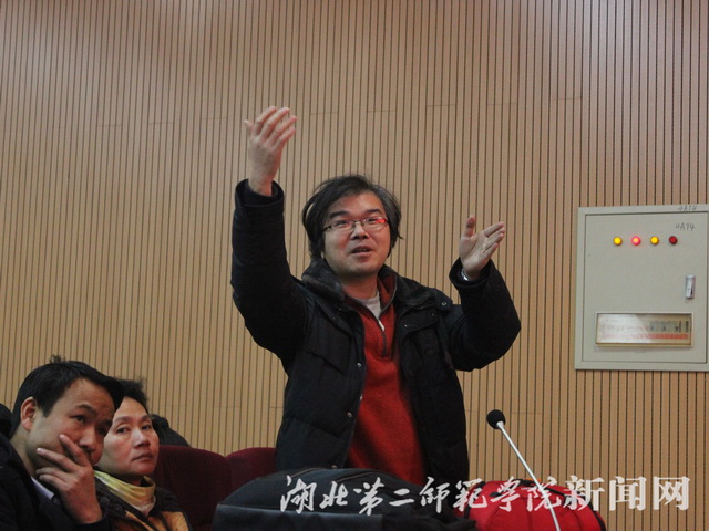 6.刘勇老师与马丁教授讨论学术问题.jpg