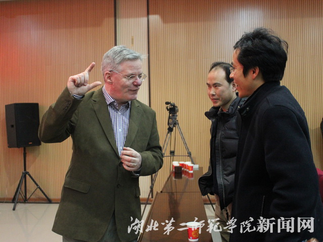 8.会后我校老师与教授讨论.jpg