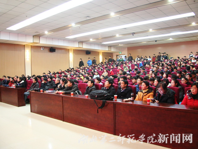 3.学生认真听课.jpg