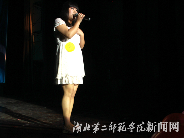1.八号选手万依甜演讲及才艺展示.jpg