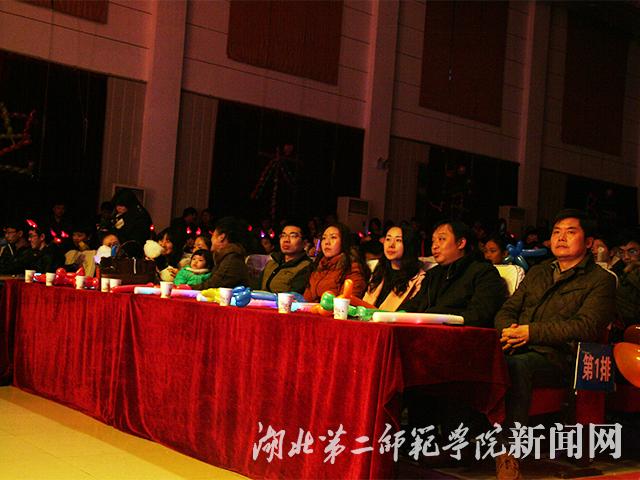 4、部门领导观看元旦晚会.jpg