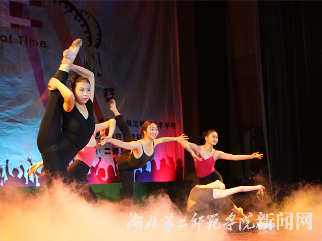 10、学生舞蹈表演.jpg