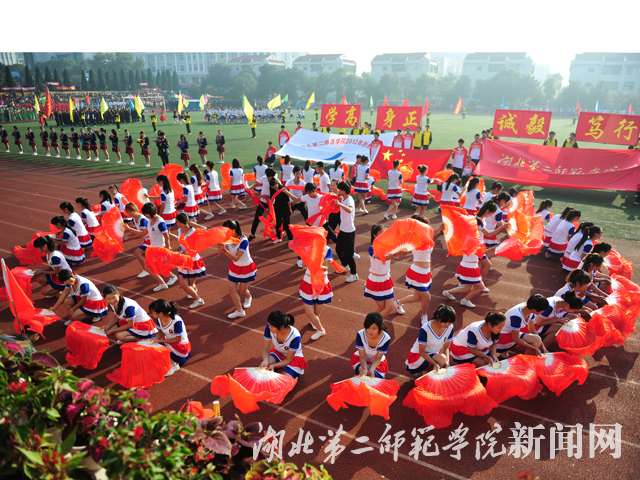 5.艺术学院方阵表演.JPG