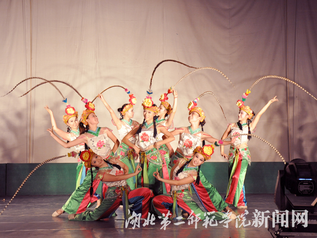 3.《俏花旦》.jpg