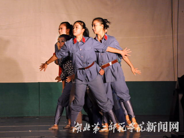 8.《八女投江》.jpg