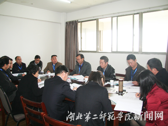 10.第八代表团分组讨论.jpg