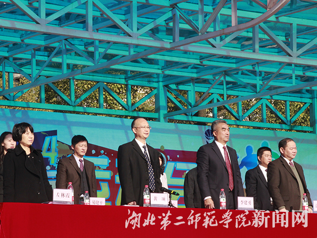 3.全体起立奏国歌.jpg