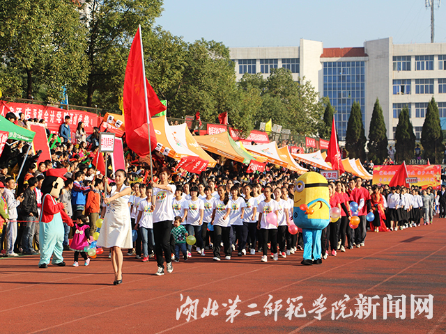 7.学前教育学院入场.jpg