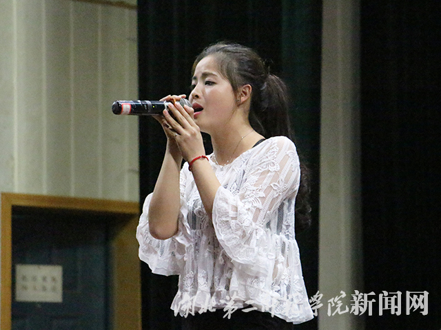 10.管理学院白玲《because of you》.jpg