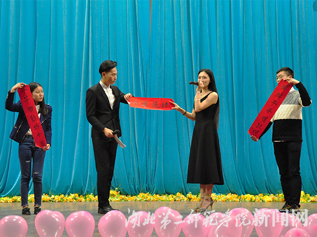4.继续教育学院姚佩展示书法.jpg