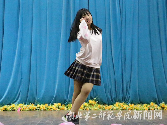 11.外国语学院余淑文舞蹈.jpg