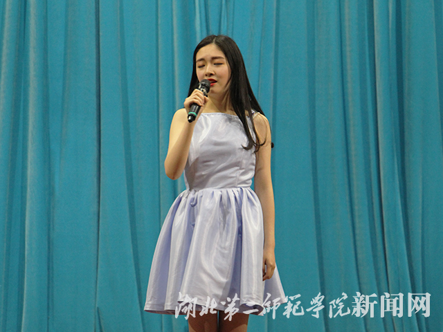 5.外国语学院汪子涵演唱.jpg