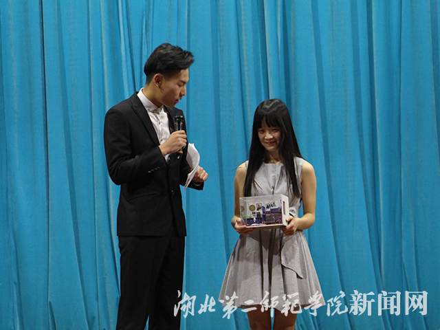 2.管理学院崔小丫展示手工艺品.jpg