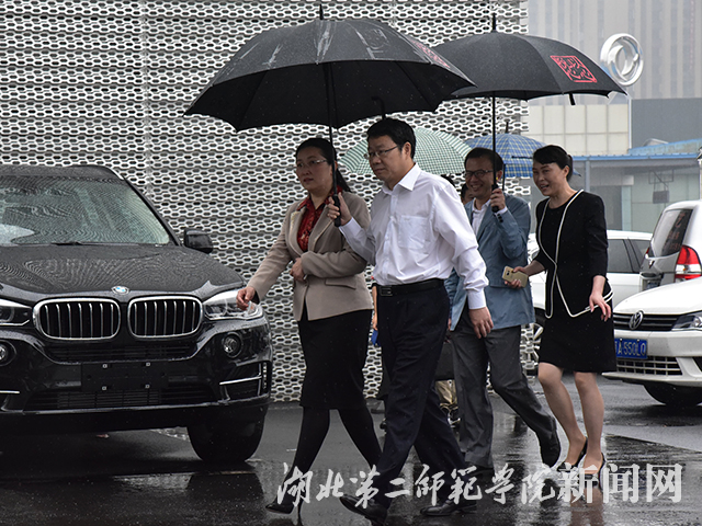 1.魏巍总裁陪胡仲军校长.夏力副校长参观园区.jpg