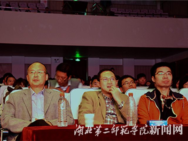 10.校领导出席金话筒比赛.jpg