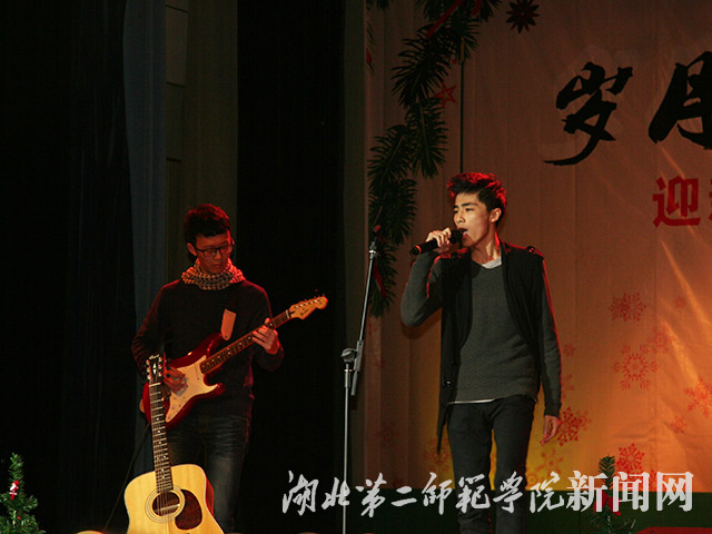 9.湖北经济学院“feeling乐队”献唱.jpg